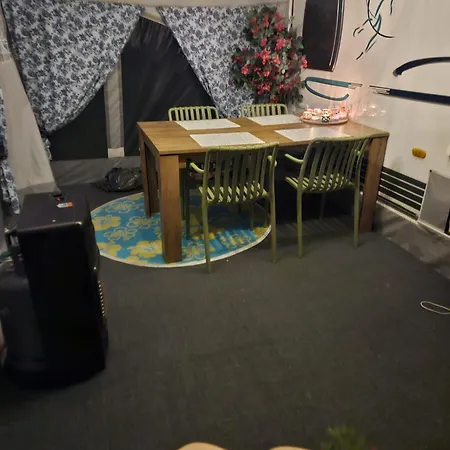 Caravan Met Voortent En Bijzettentje * Petten