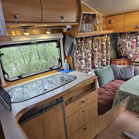 Caravan Met Voortent En Bijzettentje *