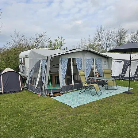 Caravan Met Voortent En Bijzettentje Camping