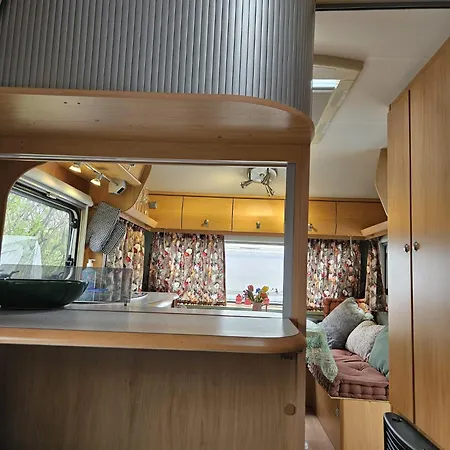 Caravan Met Voortent En Bijzettentje Camping