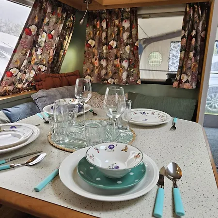 Caravan Met Voortent En Bijzettentje Camping
