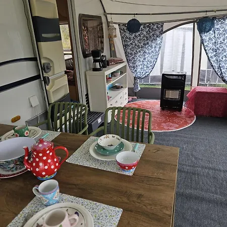 Caravan Met Voortent En Bijzettentje Camping *