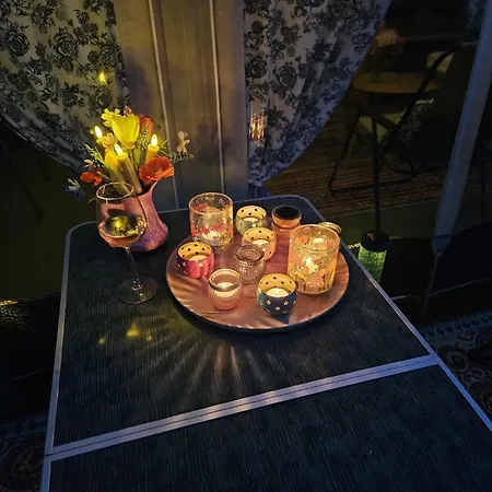 Caravan Met Voortent En Bijzettentje *