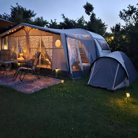 Caravan Met Voortent En Bijzettentje Kemping *