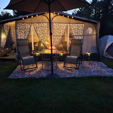 Caravan Met Voortent En Bijzettentje Petten