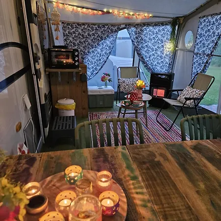 Kemping Caravan Met Voortent En Bijzettentje *