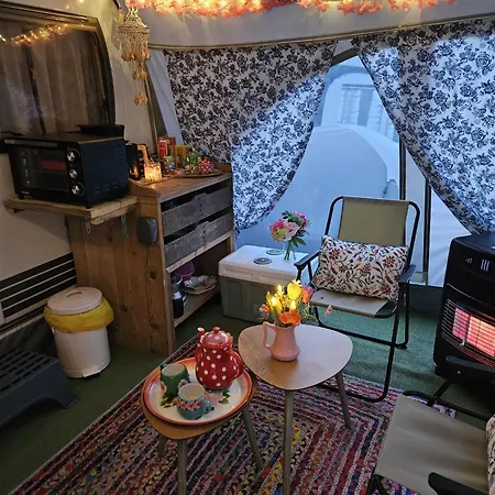 Caravan Met Voortent En Bijzettentje Campingplatz Petten