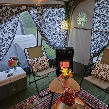 Caravan Met Voortent En Bijzettentje Petten