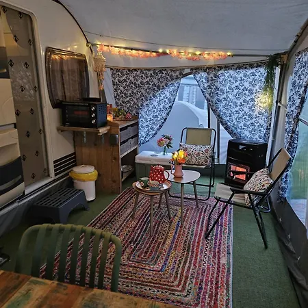 Caravan Met Voortent En Bijzettentje * Petten