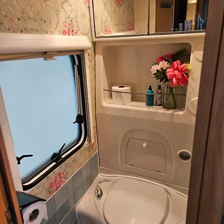 Caravan Met Voortent En Bijzettentje Camping *