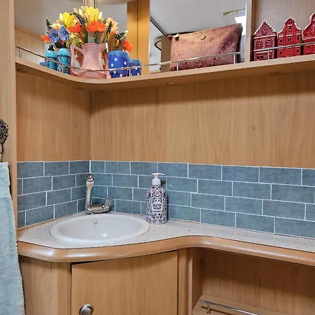 Caravan Met Voortent En Bijzettentje Kemping