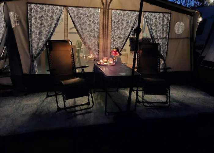 Caravan Met Voortent En Bijzettentje