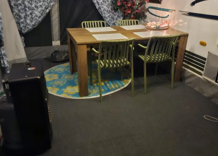 Caravan Met Voortent En Bijzettentje * Petten