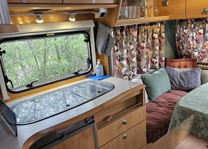 Caravan Met Voortent En Bijzettentje *