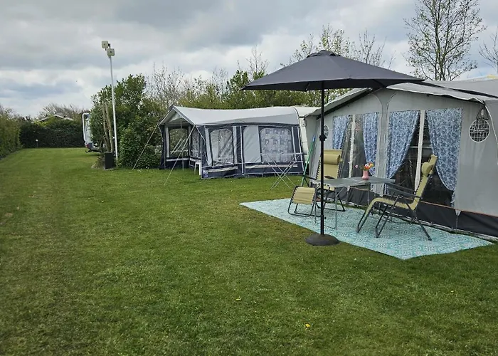 Caravan Met Voortent En Bijzettentje 페턴