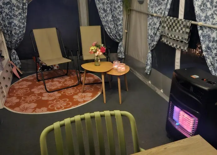 Caravan Met Voortent En Bijzettentje