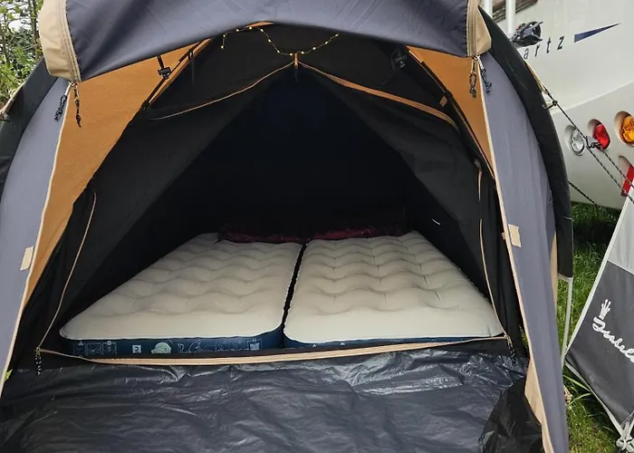 Caravan Met Voortent En Bijzettentje Campingplatz *