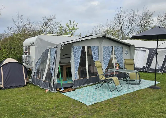 Caravan Met Voortent En Bijzettentje Campingplatz
