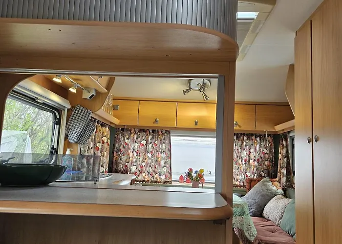 Caravan Met Voortent En Bijzettentje Campingplatz