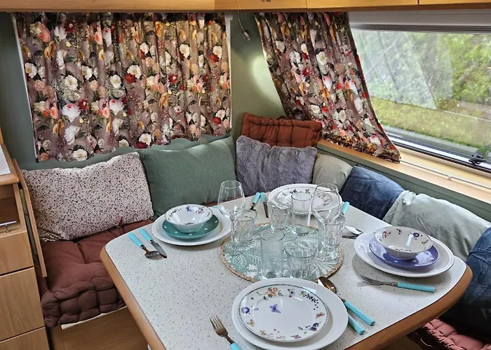 Caravan Met Voortent En Bijzettentje *