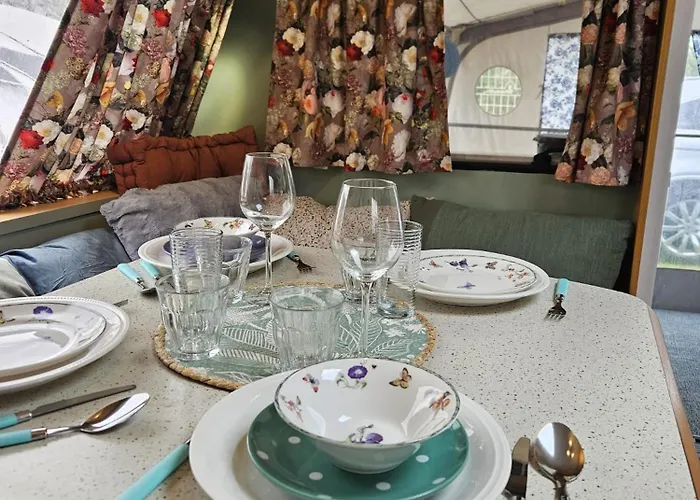 Caravan Met Voortent En Bijzettentje 캠프장