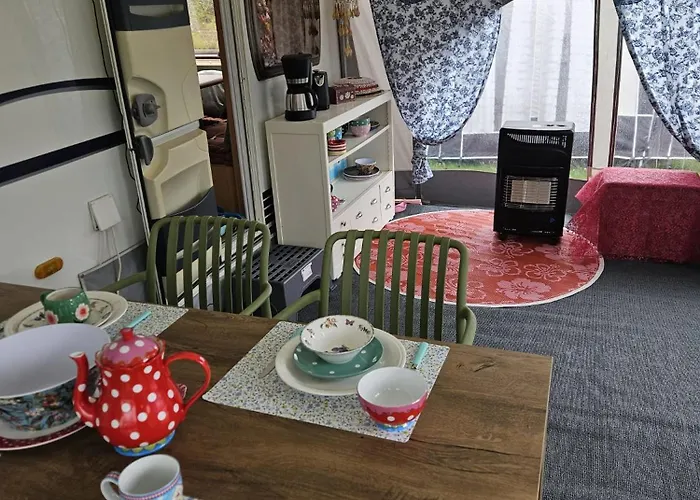 Caravan Met Voortent En Bijzettentje Campingplatz *