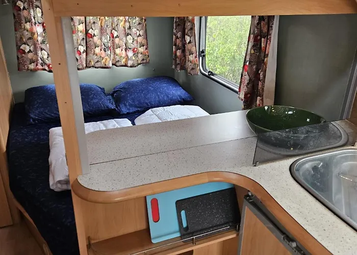 Caravan Met Voortent En Bijzettentje 캠프장 *