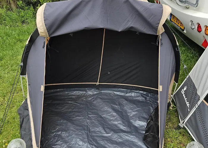 Caravan Met Voortent En Bijzettentje