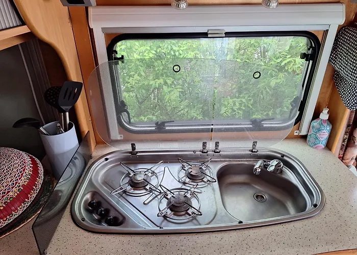 Caravan Met Voortent En Bijzettentje *