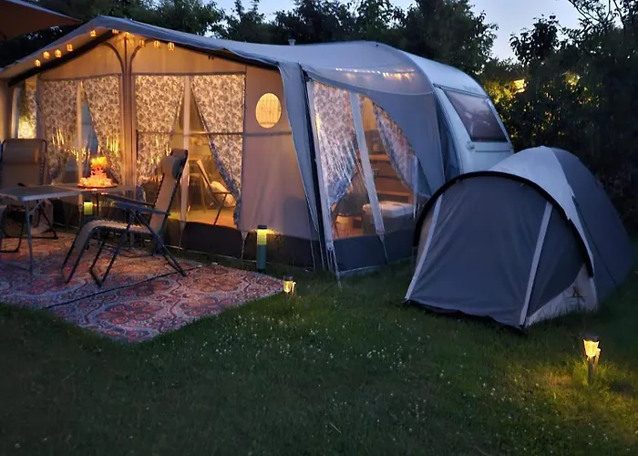 Caravan Met Voortent En Bijzettentje 캠프장 *