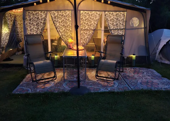 Caravan Met Voortent En Bijzettentje 페턴