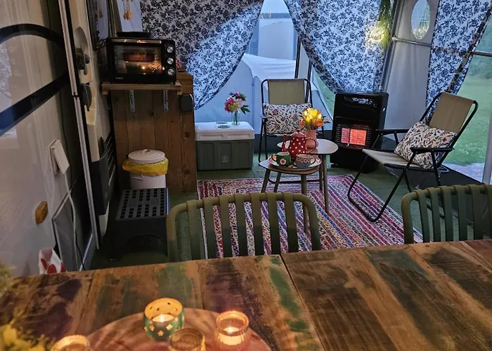 Campingplatz Caravan Met Voortent En Bijzettentje *