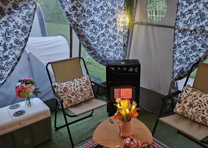 Caravan Met Voortent En Bijzettentje 페턴