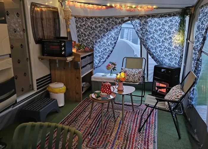 Caravan Met Voortent En Bijzettentje * Petten