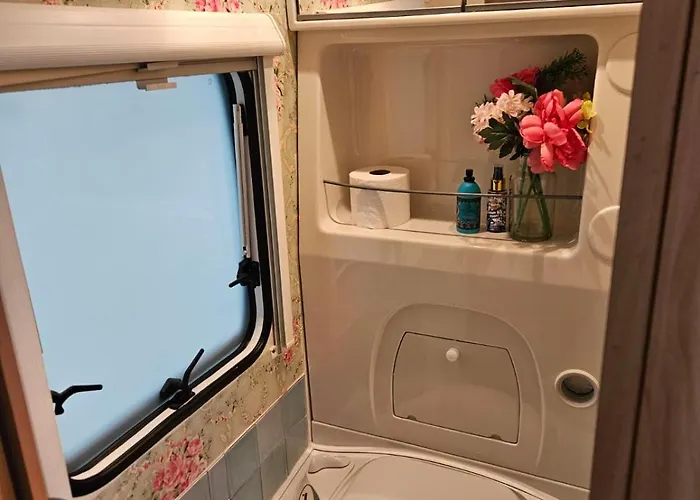 Caravan Met Voortent En Bijzettentje 캠프장 *