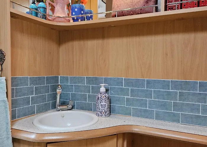 Caravan Met Voortent En Bijzettentje 캠프장