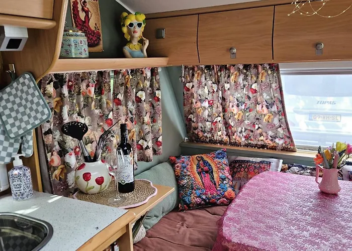 Caravan Met Voortent En Bijzettentje *