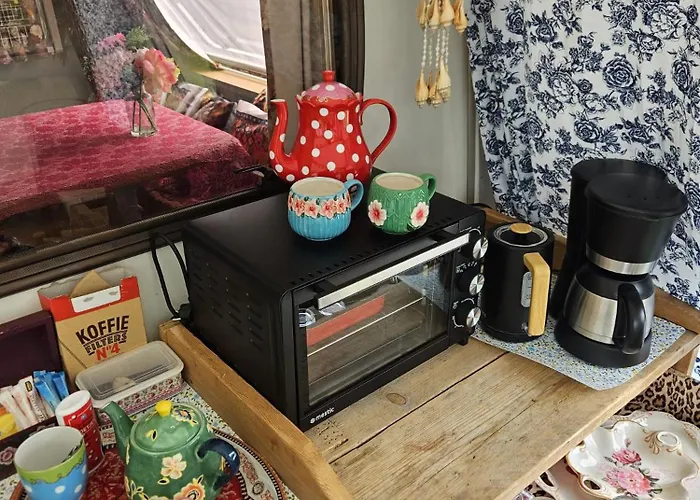 Caravan Met Voortent En Bijzettentje 캠프장 *