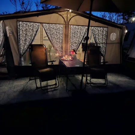 Caravan Met Voortent En Bijzettentje