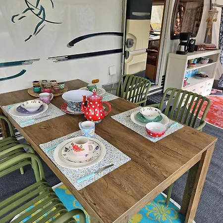 Caravan Met Voortent En Bijzettentje Camping Petten