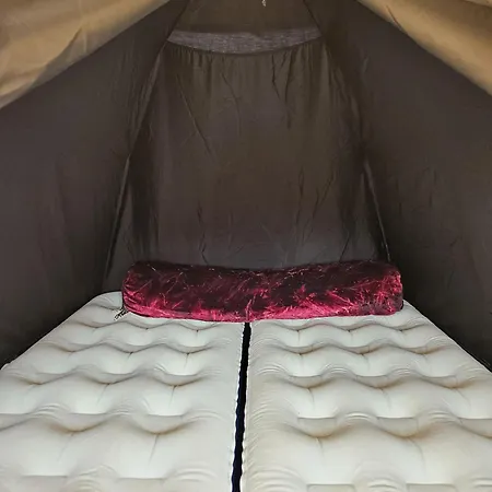 Caravan Met Voortent En Bijzettentje * Petten