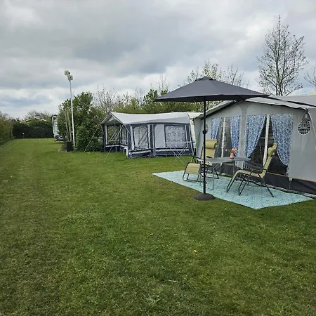 Caravan Met Voortent En Bijzettentje Petten