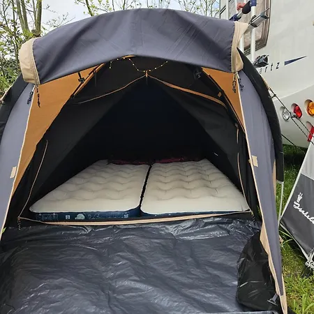 Caravan Met Voortent En Bijzettentje Camping *
