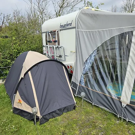 Caravan Met Voortent En Bijzettentje Camping Petten