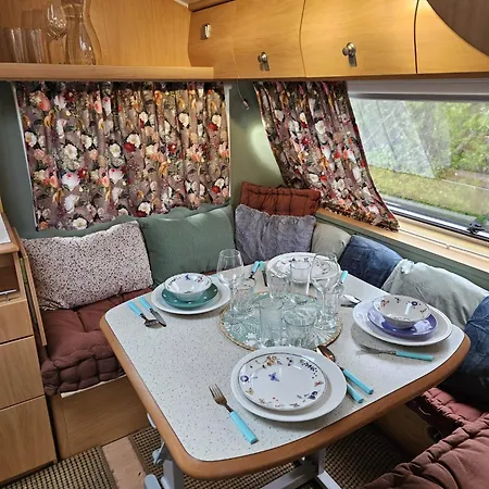 Caravan Met Voortent En Bijzettentje *