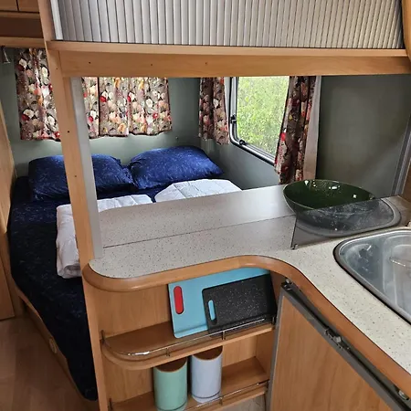 Caravan Met Voortent En Bijzettentje Camping *