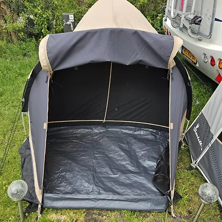 Caravan Met Voortent En Bijzettentje