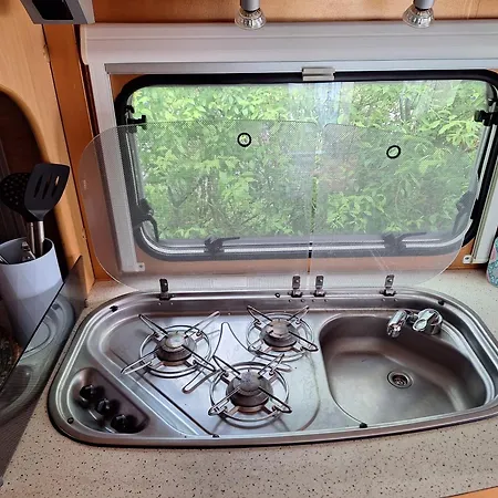 Caravan Met Voortent En Bijzettentje *