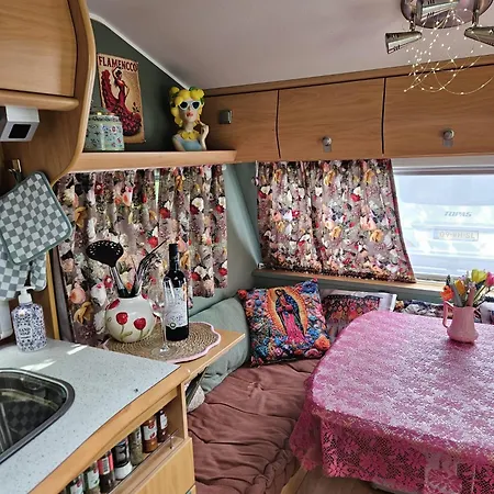 Caravan Met Voortent En Bijzettentje *